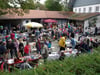 
 Der Ratzenrieder Schlosshof bot am Samstag die schöne Kulisse für den Flohmarkt des Heimatvereins.

