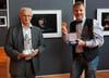  Freuen sich über ihre hohen Auszeichnungen: Otto Marx (links) und Johnny Krüger, der vor einem seiner Bilder steht.