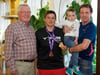 Drei Badminton-Generationen auf einem Bild (von links): Opa Rudi Mayer, Claudia Vogelgsang, Töchterchen Kim und Thomas Mayer.