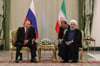 
Wladimir Putin (links), Präsident von Russland, und Hassan Ruhani, Präsident des Iran, bei dem Syrien-Gipfel der Präsidenten von Russland, des Iran und der Türkei. 
