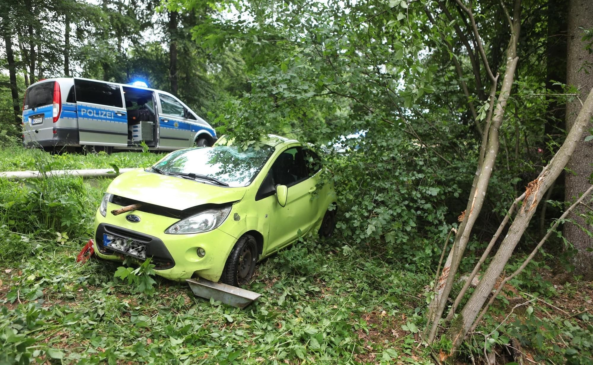 Auto überschlägt Sich Und Kracht Gegen Bäume