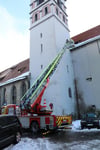  Die Feuerwehr deckt das Dach der Kirche St. Stephan.
