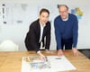  Ratlos zeigen I+R-Geschäftsführer Alexander Stuchly (links) und Lindaupark-Eigentümer Thomas Feneberg am Plan, dass der Anschluss per Kreisverkehr nicht möglich ist.