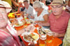  Den Besuchern schmeckt die frisch gebackene Forelle beim Fischerfest in Herbertingen.