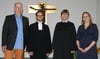Jörg „Josh“ Pathel, Regine Klusmann und Tina Klaiber (von links) heißen Daniel Burk offiziell in Pfullendorf willkommen.