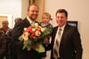  Walther Puza – mit Sohn Max auf dem Arm – hat bei der Bürgermeisterwahl in Berkheim 92,4 Prozent der Stimmen geholt. Dezernent Manfred Storrer überbrachte die Glückwünsche aus dem Landratsamt.