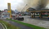 Der Bauernhof neben einer Tankstelle bei Schweinebach bei Isny steht in Flammen. 