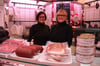  Verkaufen nur noch bis zum Jahresende Wurst- und Fleischwaren: Karin Igel-Merhof (links) und ihre Mutter Eva Igel geben den Familienbetrieb auf und schließen die beiden Filialen.
