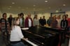 Dirigentin Baiba Urka probt mit den Sängerinnen und Sängern des Gesangvereins für das große Konzert Ende November.