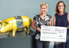 Hoffen auf Nachahmer: Iris Grieger von Aguti Produktentwicklung & Design (links) übergibt Brigitte Waltl-Jensen vom Kinderhospiz St. Nikolaus einen Spendenscheck in Höhe von 10 000 Euro.