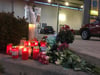 Blumen und Kerzen erinnern an die getötete Frau.