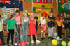 Beim Schulfest in Feldhausen zeigen die Mädchen und Jungen das mitreißende Musical „1000 Farben hat die Welt“.