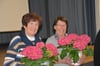  Theresia Engst (von links) und Trudel Hofmaier besuchen unterm Jahr die Jubilare. dafür wurde ihnen mit Blumen gedankt.