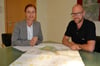  Bürgermeisterin Simone Rürup und Ortsbaumeister Florian Roth erklären Planungen und Arbeiten am Kreisel.