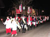  Am Sonntagabend findet eine Reitermesse in der Silvesterkapelle statt. Die Teilnehmer ziehen im Fackelschein zur Kapelle.