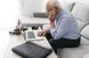 Rentner vor seinem Laptop bei der Arbeit: Wenn Senioren eine Teilrente beziehen und dabei weiter arbeiten, sollten sie ihre Bezüge steuerlich genau überprüfen lassen.