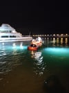  Freitagabend, gegen 19.30 Uhr: Soeben haben Rettungstaucher die Frau aus dem See auf das DLRG-Boot gehievt.