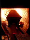 25.10.2018, Nordrhein-Westfalen, Essen: Ein Sarg wird in den rund 850 Grad heißen Krematoriumsofen gefahren.    (zu dpa: "Feuerbestattungen immer gefragter: Zahl der Krematorien steigt") Foto: Roland Weihrauch/dpa +++ dpa-Bildfunk +++