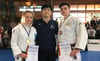  Ravensburgs japanischer Jugendtrainer Kento Yazawa mit seinen erfolgreichen TSB-Judokas Nicole Weiler und Luca Guilbaut.