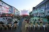 Mehr als dreihundert Zuschauer kommen zum Auftakt des Gammertinger Open-Air-Kinos in den Innenhof des Schey-Areals.