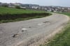  Angesichts des zum Teil sehr maroden Zustandes der Gemeindeverbindungsstraße Kirchheim und Heerhof mit bis zu zehn Zentimeter tiefen Schlaglöchern, ist die Flurbereinigung bereit die Straße an den schlimmsten Stellen auf einer Gesamtlänge von 780 Me