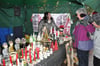  Eveline Josten aus Spaichingen freut sich über jeden ihrer Kunden beim Aldinger Weihnachsmarkt.