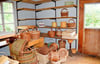 
Im kleinen Verkaufsraum des Handwerkers findet man Körbe für jeden Zweck und in allen Formen, Farben und Größen.
