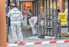  Kriminaltechniker bei der Arbeit: An der Bushaltestelle am nördlichen Marienplatz hatte der Angreifer zwei junge Syrer mit einem Messer schwer verletzt.