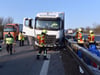 Lkw-Fahrer stirbt, Gaffer behindern Rettungsarbeiten