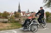  Rosalia Scheiffele, Bewohnerin des Awo-Seniorenzentrums Neu-Ulm, und Hans Peter Gester vom ADFC drehen mit dem neuen Rollstuhlfahrrad eine Runde an der Donau.