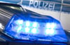 ARCHIV - 27.07.2015, Osnabrück: ILLUSTRATION - Eine Blaulicht leuchtet auf dem Dach eines Polizeiwagens.   (zu dpa «Eingebrochen, abgestürzt, festgenommen - Kuriose Kriminalfälle 2018» vom 14.12.2018) Foto: Friso Gentsch/dpa +++ dpa-Bildfunk +++