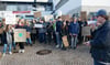  Lautstark protestieren Schüler aus Friedrichshafen, Lindau und Überlingen für Klimaschutziele: am Mikrofon Nico Haas, Schülersprecher der Claude-Dornier-Schule.