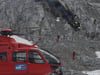 Rettungskräfte stehen an der Unfallstelle. Ein Kleinflugzeug ist in der Leutasch in Tirol (Bezirk Innsbruck-Land) im Wettersteingebirge in der Nähe der Meilerhütte abgestürzt.