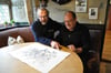  Die rätselhafte Zeichnung von Grass am Stammtisch des Adlers, der inzwischen geschlossen ist. Rudi Holzberger (links) und Hubert Baumeister hoffen auf eine Wiederbelebung des Hauses.