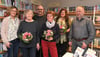 Drei ehrenamtliche Mitarbeiterinnen der Katholischen öffentlichen Bücherei in Bußmannshausen wurden für ihr 20-jähriges Engagement geehrt. Unser Bild zeigt von links die neue Leiterin Heidi Ott, Theresia Heffner, Pfarrer Martin Ziellenbach, die bis