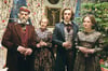Familie Dickens spielen (von links) Jonathan Pryce, Ger Ryan, Dan Stevens und Morfydd Clark.