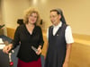 
 Autorin Christina Bylow (l.) mit der Leiterin des Bildungsforums Schwester Marzella Krieg.
