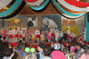  Die Kinder aus Völlkofen zeigen beim Ball ihr Können. Das Bühnenbild in Völlkofen ist wie immer in liebevoller Arbeit von den Narren selbst gestaltet worden.