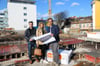 Macht aus Träumen Wirklichkeit: Architekt Felix Halder (rechts), der für das Ehepaar Tobias und Olivia Bucher die Kombination aus Friseursalon und Café plant.