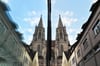  Das Ulmer Münster spiegelt sich in einer Fensterscheibe wider.