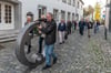 Testweise haben die Künstler die Engel-Skulptur schon einmal durch Lindau gerollt. Eigentlicher Aktionstag wird der 6. Juni.