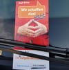 Ein Werbeflugblatt für die „Junge Freiheit“ hinter einem Autoscheibenwischer in der Biberacher Altstadt: Derartige Werbemaßnahme verstoßen gegen die Sondernutzungssatzung der Stadt.