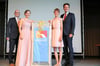  Von links haben sich der Schulleiter der Edith-Stein-Schule, Peter Greiner, die Preisträgerinnen Dorothea Böhm und Anna-Lena Riegger und Landrat Harald Sievers zum Foto aufgestellt.