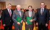 Ehrenbriefe für zwei verdiente Kluftinger: Franz Wurst und Hans Peter Erhard (zweiter und dritter von links) bekommen die Auszeichnung von Bürgermeister Andreas Köster (rechts) und Ortsvorsteher Michael Nachbaur.