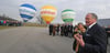 Freudige Überraschung für Siegfried Weishaupt (rechts): Drei Heißluftballone mit den Namen der drei Weishaupt-Unternehmensbereiche stiegen an seinem 80. Geburtstag in den Himmel über Schwendi.