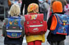 ARCHIV - Drei Schüler laufen am 14.09.2009 in Freiburg mit ihren Schulranzen zur Schule.  Foto: Patrick Seeger/dpa (zu lrs "Hunderttausende Schüler freuen sich auf Osterferien" vom 23.03.2015) +++(c) dpa - Bildfunk+++