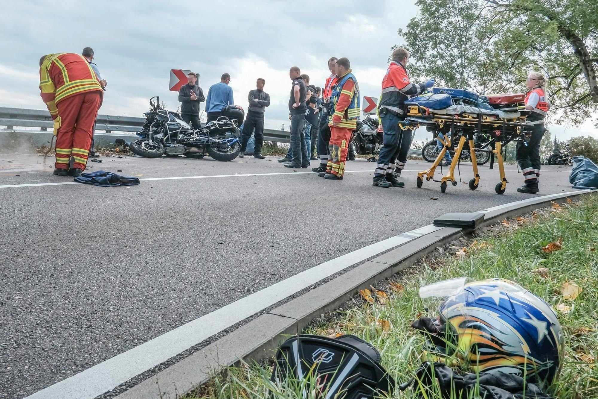 Zwei Motorräder Krachen Frontal Ineinander