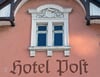 Das ehemalige „Hotel Post“ soll saniert und künftig von der Volkshochschule genutzt werden. Das württembergische Wappen am Giebel erinnert an die Zeit, als das Anwesen auch Poststation war.