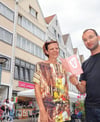 Die Spielleiter des „Gummibaum Project“: Cora Schönemann (links) und Peter Liptau vor den Häusern am Münsterplatz, die aus den 50ern stammen.
