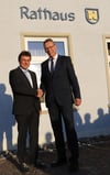 
 Klaus Gaiser (links) mit dem amtierenden Bürgermeister Dietmar Rehm.
